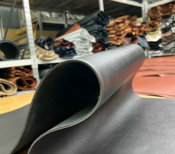 Кожа Ременная Черная, с финишем, 3,5+ мм, средний размер 180-200 дм²